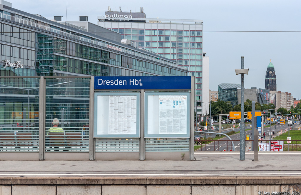 Bahnsteig mit Rathausturm